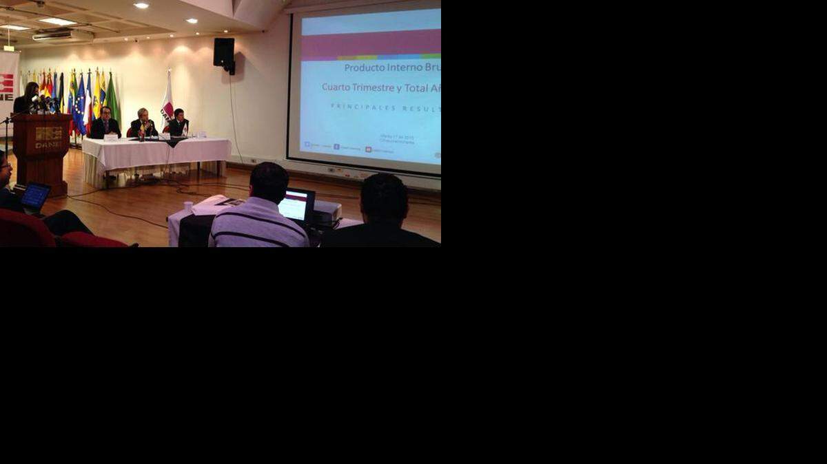 
Funcionarios del Departamento Administrativo Nacional de Estadísticas (Dane), de Colombia, anuncian el martes los resultados del desempeño económico del país, en Bogotá.
