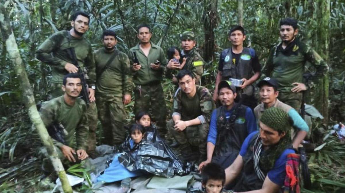En esta foto difundida por la Oficina de Prensa de las Fuerzas Armadas de Colombia, soldados y hombres indígenas posan para la foto con los cuatro hermanos indígenas que llevaban 40 días desaparecidos, en la selva de Solano, estado de Caquetá, Colombia, el viernes 9 de junio de 2023.