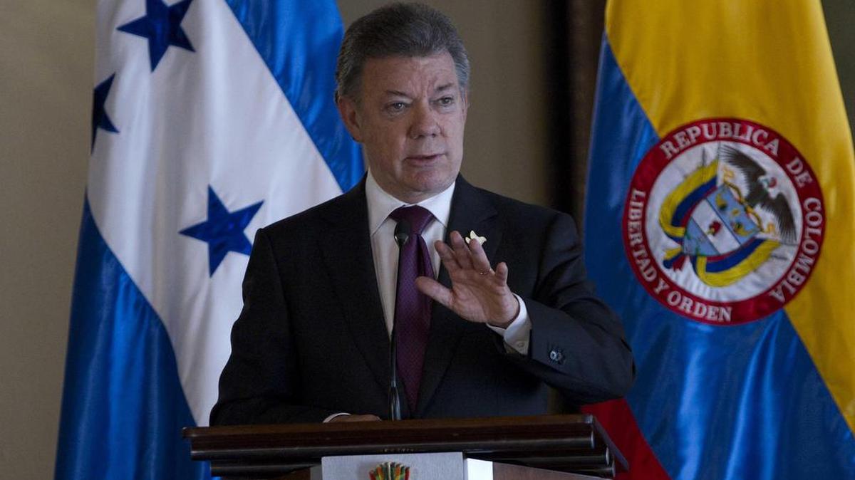 El presidente de Colombia, Juan Manuel Santos, habla durante una conferencia de prensa el miércoles 6 de abril de 2016, tras su encuentro con el mandatario de Honduras, Juan Orlando Hernández, en Tegucigalpa (Honduras).