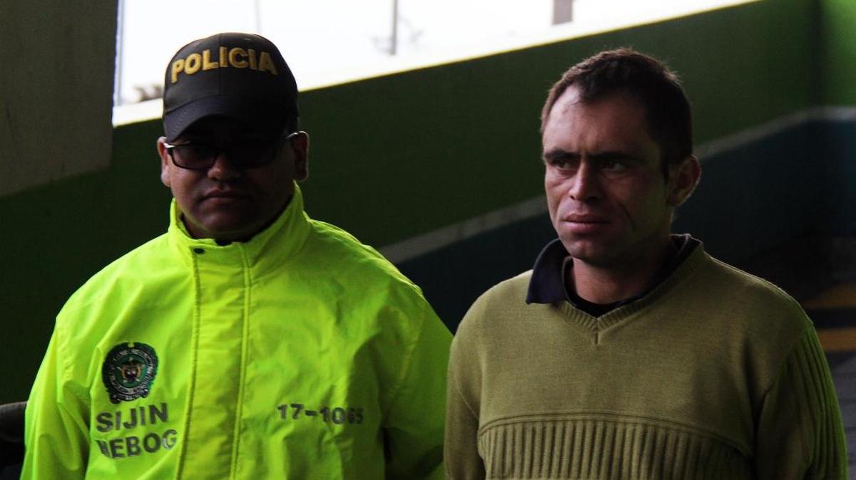 Fotografía cedida por la Policia de Colombia y fechada el 1 de diciembre de 2015 de Fredy Armando Valencia durante su captura en Bogotá (Colombia). Un juez de Bogotá envió a prisión a Fredy Armando Valencia, un hombre en condición de indigencia, que confesó que mató por lo menos a siete mujeres en los últimos cuatro años y las enterró en un sector baldío del Santuario de Monserrate, uno de los cerros tutelares de Bogotá. Medios locales dijeron hoy, jueves 3 de diciembre, que las autoridades encontraron otros cuerpos, para un total de nueve, la mayoría de ellos envueltos en lonas y plásticos.