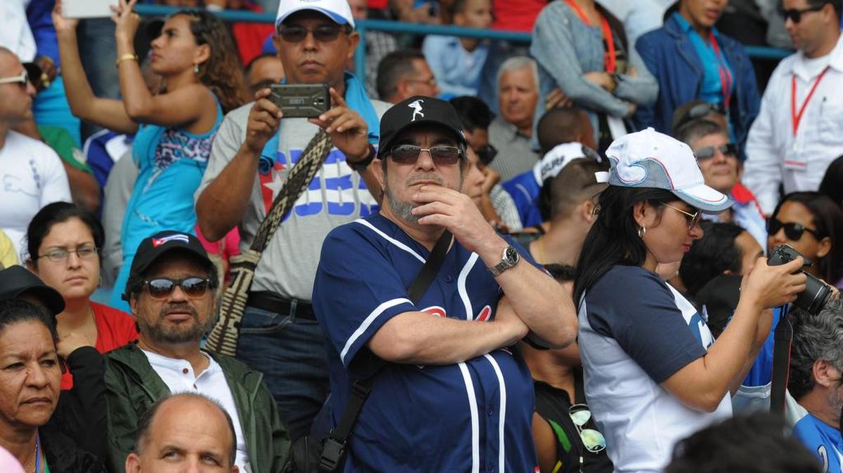 El jefe de las FARC, Timoleón Jiménez, alias “Timochenko” (der.) y el comandante Iván Márquez (izq.) asisten al partido de béisbol entre los Tampa Bay Rays y la selección de Cuba, el martes en La Habana. El presidente Obama y el líder Raúl Castro estaban en las gradas.