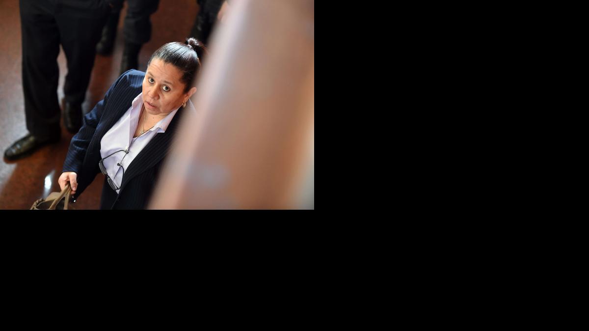 
María del Pilar Hurtado, ex directora de la ya desaparecida DAS, llega a un tribunal en Bogotá, Colombia, el viernes. Hurtado, junto a otro ex colaborador del ex presidente Álvaro Uribe, fue declarada culpable de espionaje. 
