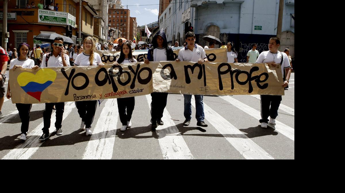
Un grupo de estudiantes sostiene una pancarta durante una marcha apoyando el paro nacional indefinido de educadores organizado por la Federación Colombiana de Trabajadores de la Educación (Fecode) el lunes 27 de abril de 2015, en Medellín, Colombia.
