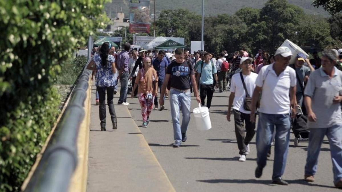 Según Migración Colombia, 15,000 venezolanos que cruzan la frontera al mes se quedan en Colombia. En la foto, venezolanos cruzando el puente internacional Simón Bolívar que conecta el estado Táchira con Cúcuta.