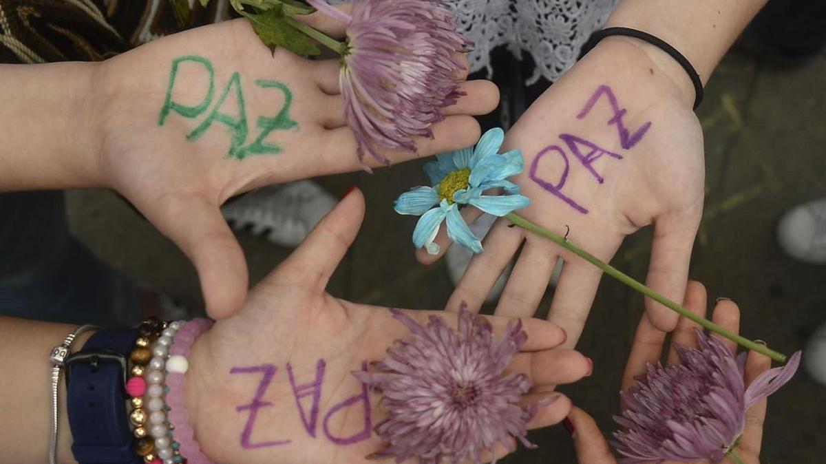 Varias personas participan en una marcha por la paz en Medellín, Colombia, 7 de octubre de 2016.