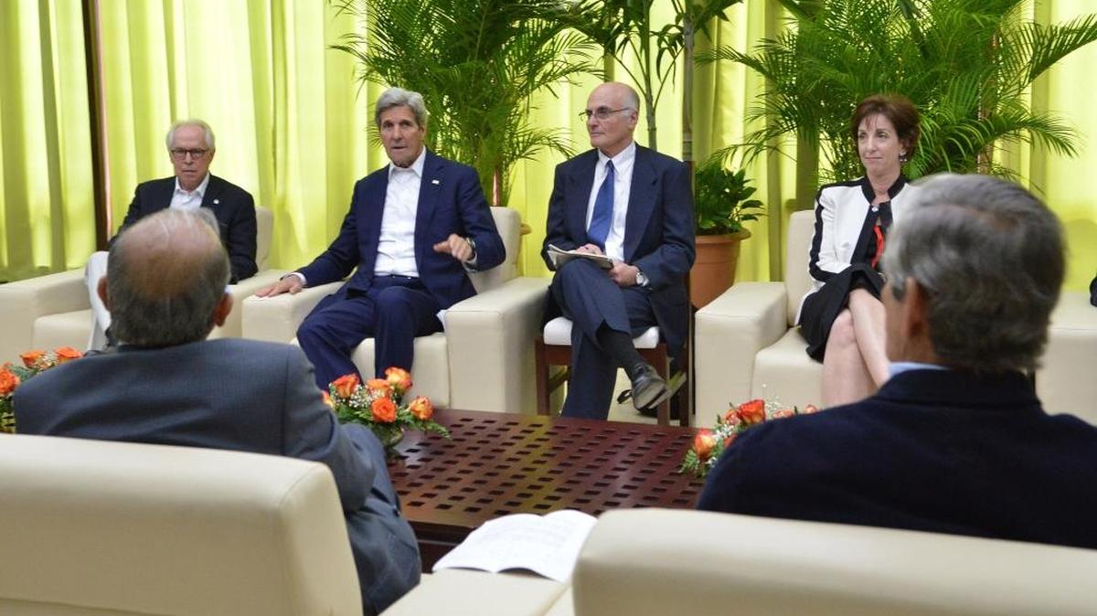 El secretario de Estado de EEUU, John Kerry (2 izq.), reunido el lunes con los negociadores del gobierno de Colombia en el proceso de paz, en La Habana.