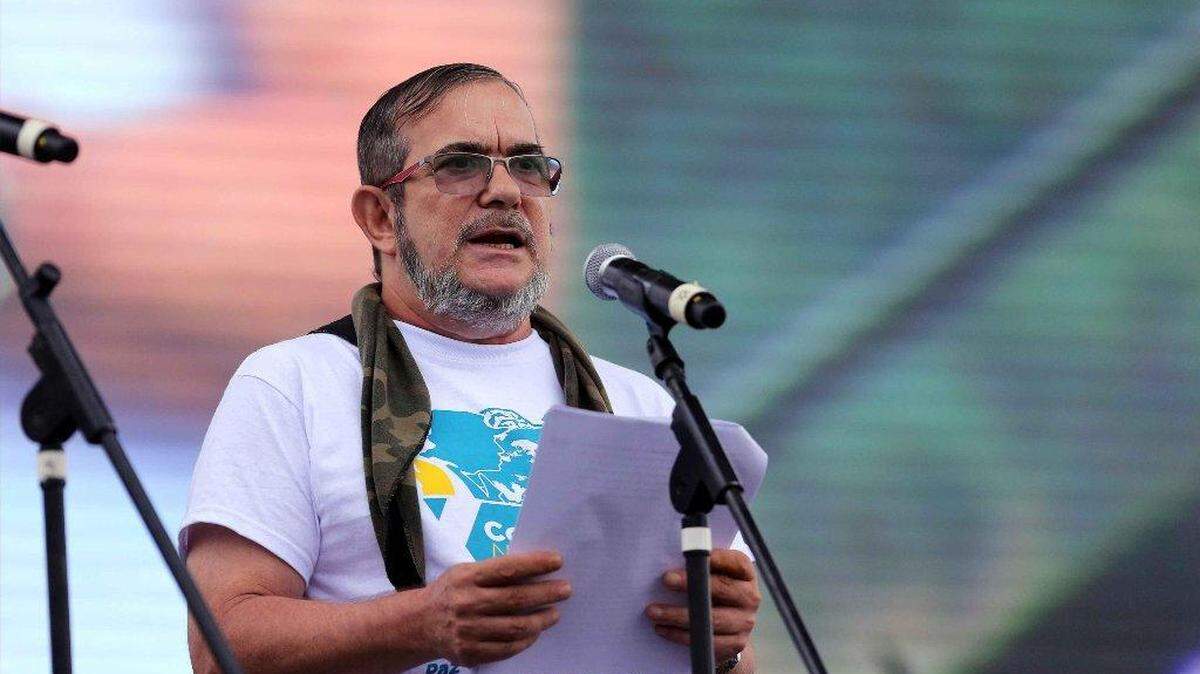 Fotografía de archivo fechada el 17 de septiembre de 2016 que muestra al líder de las FARC, Rodrigo Londoño Echeverri, alias "Timochenko", mientras pronuncia un discurso en la Décima Conferencia Guerrillera, en el Diamante (Colombia).