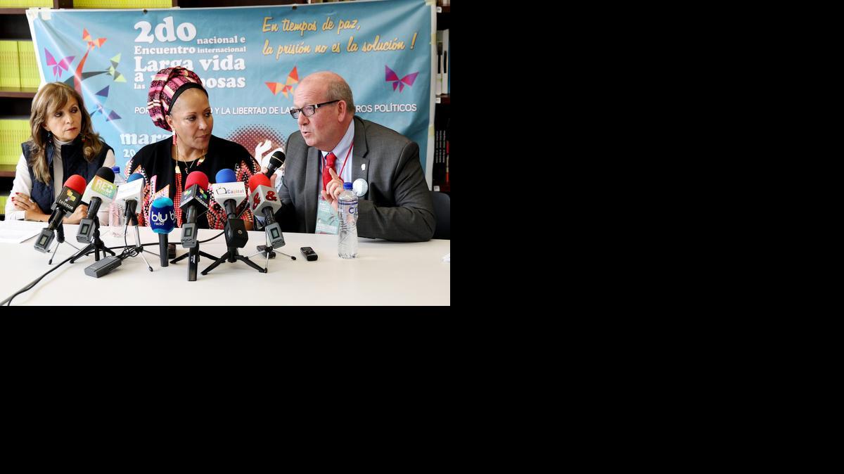 
La senadora Angela María Robledo (izq.), la ex senadora Piedad Córdoba (cent.) y el abogado de Juvenal Palmera Pineda, alias ‘Simón Trinidad’, Mark Burton (der.) participan en una rueda de prensa en Bogotá, Colombia. 
