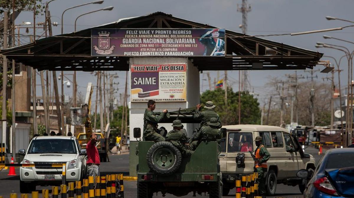 
 Miembros de la Fuerza Armada Nacional Bolivariana de Venezuela custodian la aduana entre Venezuela y Colombia el jueves 10 de septiembre de 2015, en Paraguachón (Venezuela). 
