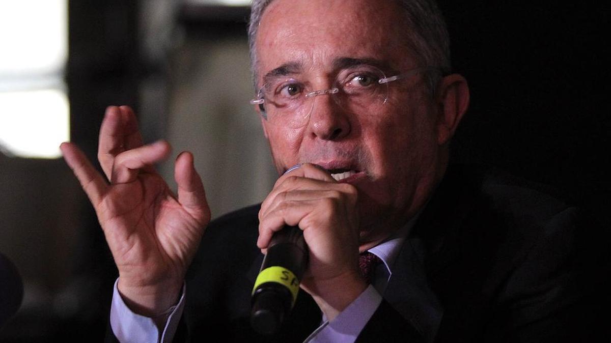 El ex presidente colombiano Álvaro Uribe habla con los medios en una conferencia de prensa en Miami. Foto de archivo.