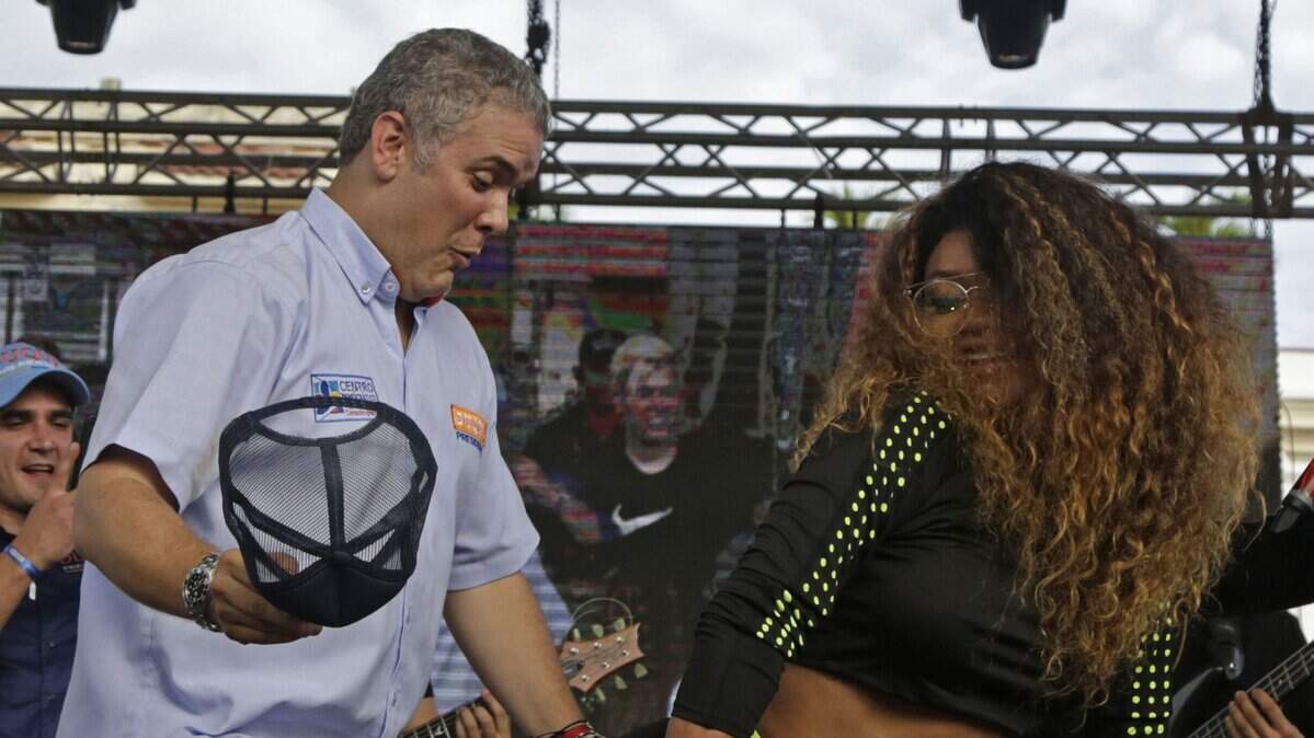 El candidato de derecha a la presidencia de Colombia, Iván Duque, baila champeta con una bailarina durante el cierre de campaña el sábado en Cartagena, Colombia.