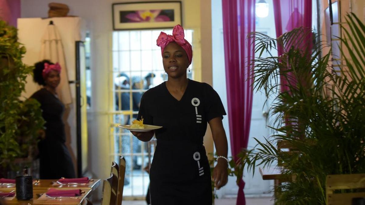 Arleth Martínez, en prisión por una condena de extorsión, es una de las meseras de el Interno, un restaurante gourmet que funciona en la cárcel de San Diego, en Cartagena, Colombia.