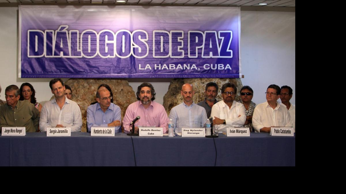 
Los negociadores de la guerrilla de las FARC y del gobierno colombiano, ofrecen una declaración conjunta sobre los diálogos de paz, en La Habana, a inicios de junio. 
