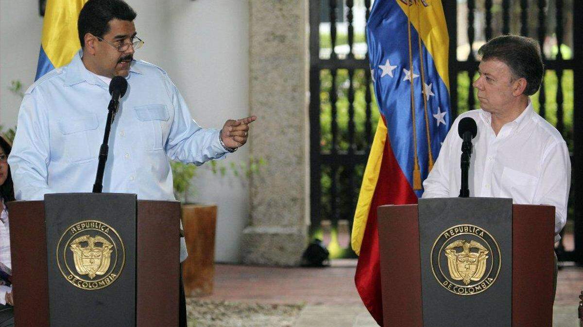 El presidente de Venezuela Nicolás Maduro (i) y el presidente colombiano Juan Manuel Santos en una foto de archivo del 1 de agosto de 2014 en Cartagena, Colombia.
