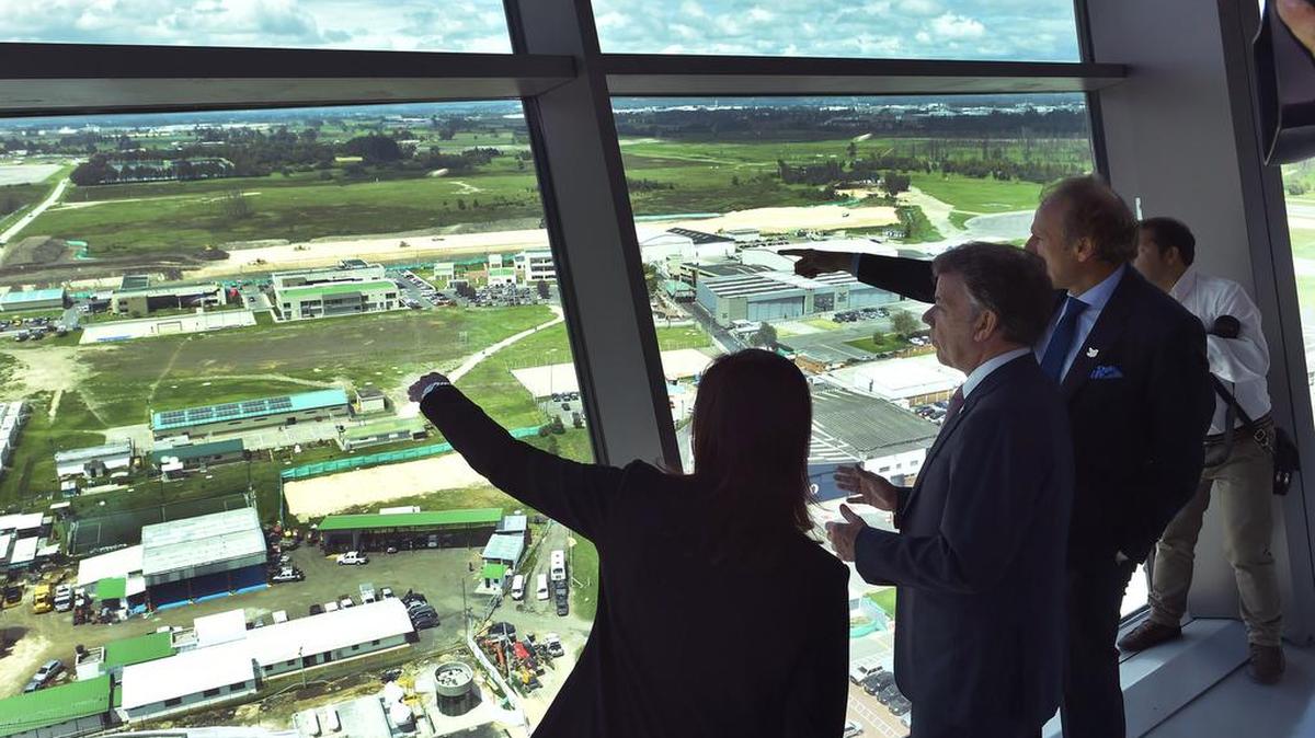 El mandatario de Colombia Juan Manuel Santos (2i) observa la panorámica desde la nueva torre de control del Aeropuerto El Dorado hoy, jueves 3 de diciembre de 2015, en Bogotá (Colombia). Santos celebró el primer día de la eliminación del visado Schengen para sus compatriotas inaugurando la nueva torre de control de ese aeropuerto, que es considerada la más alta de América Latina.