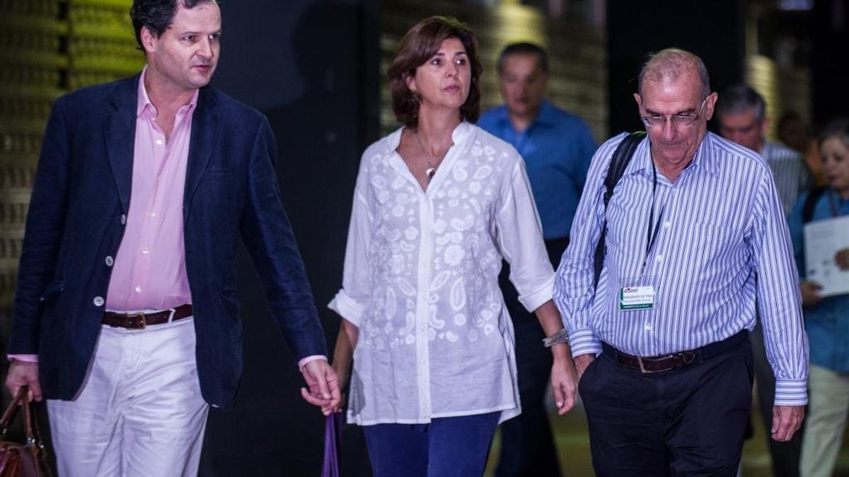 La canciller de Colombia, María Angela Holguin, y el jefe de las negociaciones de paz por el gobierno colombiano, Humberto de la Calle (der.), en La Habana, el miércoles.