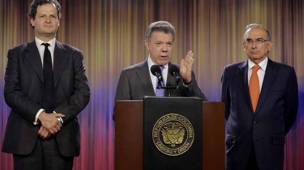 El mandatario Juan Manuel Santos (cen.), junto al Alto Comisionado para la Paz, Sergio Jaramillo (izq.), y el jefe negociador del Gobierno, Humberto de la Calle, durante una alocución el lunes en Bogotá, Colombia.