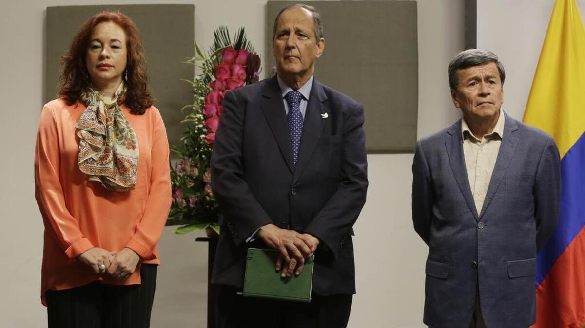 El ministro de Relaciones Exteriores de Ecuador, Fernanda Espinosa, el delegado del gobierno colombiano, Juan Camilo Restrepo, y el Ejército de Liberación Nacional, ELN, Pablo Beltrán, en una rueda de prensa en Quito, Ecuador, el viernes 30 de junio de 2017.