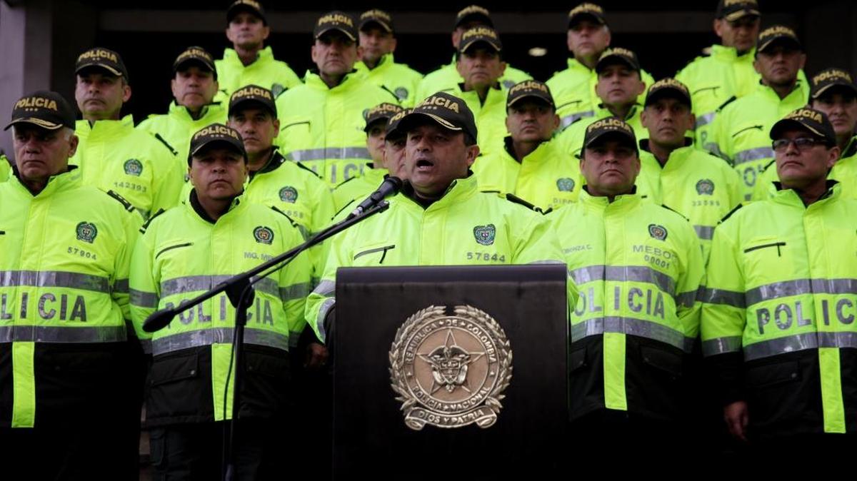 El nuevo director de la Policía de Colombia, general Jorge Hernando Nieto (cen.), habla con la prensa el miércoles, luego de una cumbre de generales en Bogotá (Colombia).