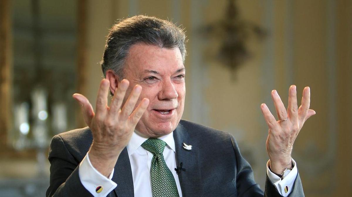 El presidente de Colombia Juan Manuel Santos habla el lunes 18 de abril de 2016, en Bogotá (Colombia).