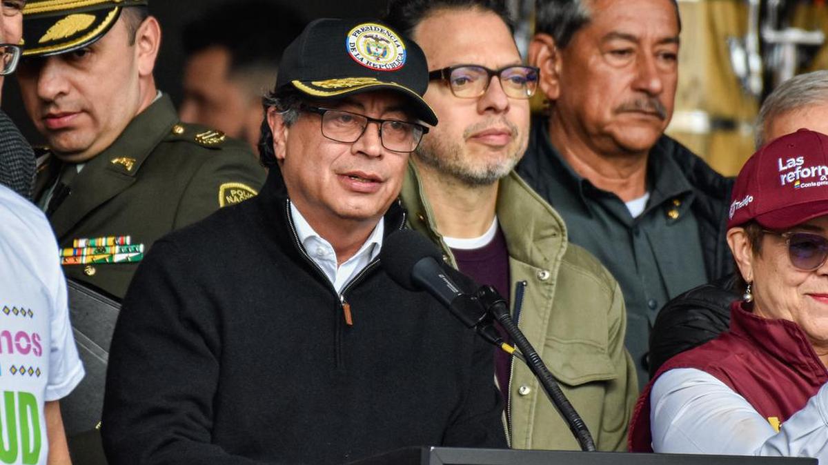 El presidente colombiano Gustavo Petro pronuncia un discurso mientras los colombianos marchan en apoyo de las reformas sociales propuestas por el gobierno en Bogotá, Colombia, el 27 de septiembre de 2023.