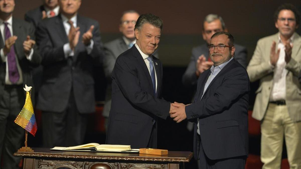 El presidente de Colombia, Juan Manuel Santos, y el jefe máximo de las FARC, Rodrigo Londoño, alias “Timochenko”, firmaron en Bogotá el nuevo acuerdo de paz para terminar 52 años de conflicto armado interno.