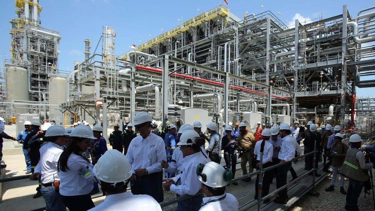Visitantes recorren las instalaciones de la Refinería de Cartagena (Reficar) el miércoles en la zona industrial de Mamonal en Cartagena (Colombia). La empresa estatal colombiana Ecopetrol puso en marcha una nueva refinería capaz de procesar 165,000 barriles por día.