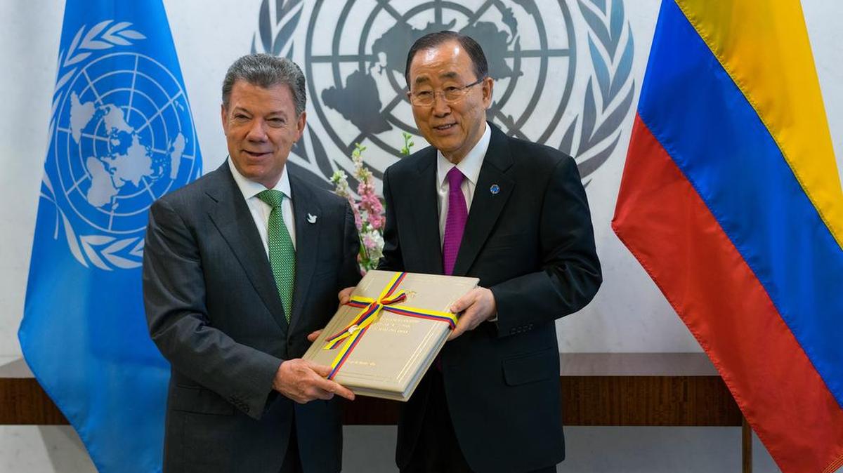 El presidente colombiano Juan Manuel Santos (izq.) entrega el acuerdo de paz entre el gobierno y las FARC al secretario general de la ONU, Ban Ki-moon.
