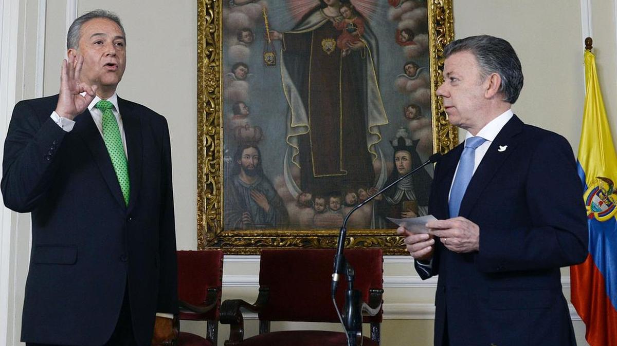 El presidente colombiano Juan Manuel Santos (der.) toma juramento al ex general Óscar Naranjo como vicepresidente, el jueves en el Palacio de Nariño, Bogotá.