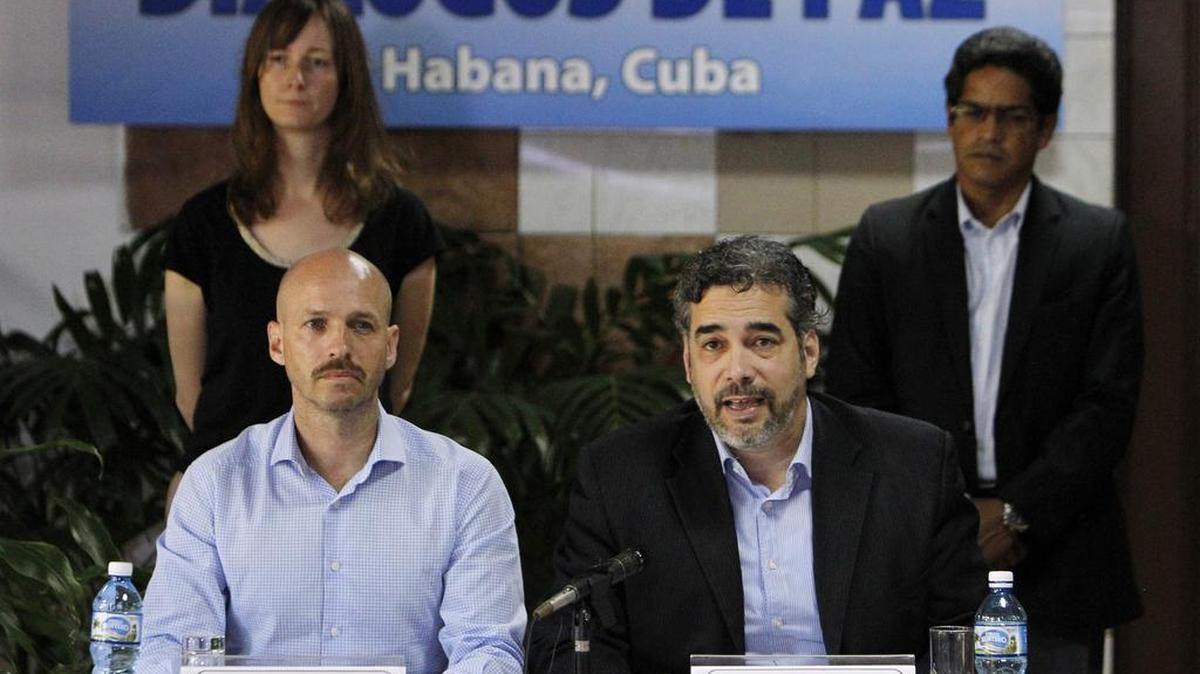 Los garantes de Cuba Rodolfo Benitez (c-d) y de Noruega Dag Nylander (c-i), leen un comunicado hoy, miércoles 24 de febrero del 2016, en el Palacio de Convenciones de La Habana (Cuba).