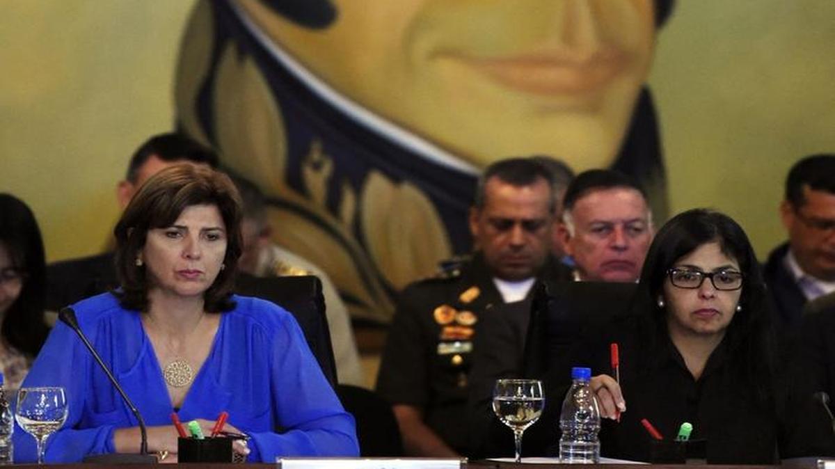 
La canciller venezolana Delcy Rodriguez (der.) junto a su par colombiana María Angel Holguín (L) durante la reunión de este miércoles en Caracas, Venezuela. 
