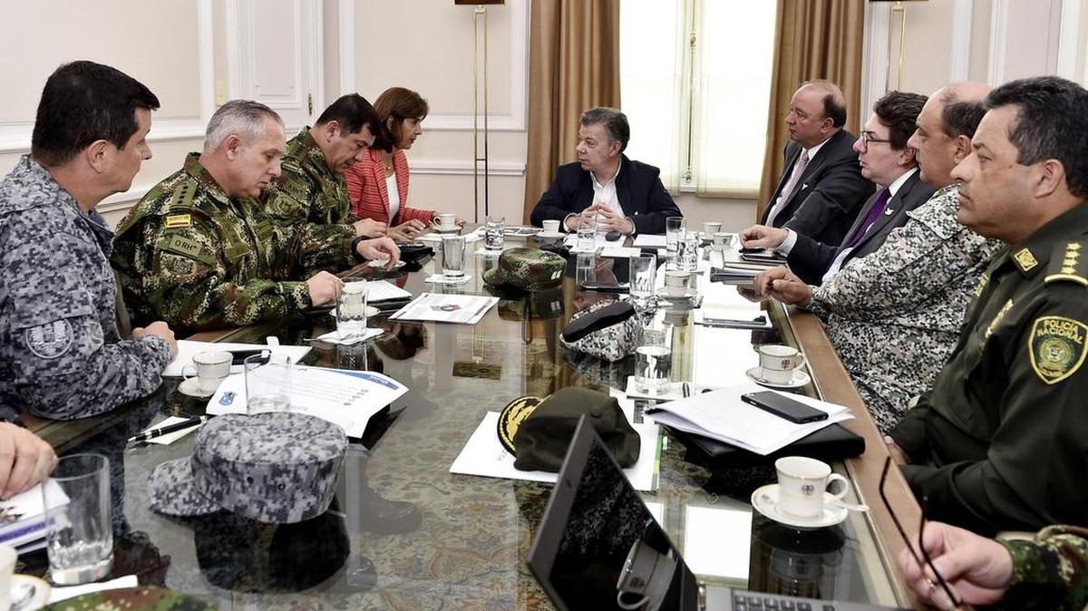 Fotografía cedida por la Presidencia de Colombia, del mandatario Juan Manuel Santos (c), durante una reunión con su canciller, María Ángela Holguín (i), su ministro de la Defensa, Luis Carlos Villegas (d) y la Cúpula Militar y de Policía el jueves 23 de marzo de 2017, en Bogotá (Colombia).