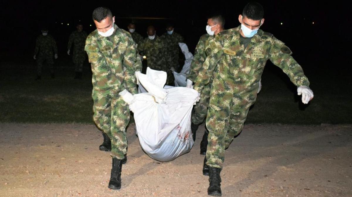 Fotografía cedida por la oficina de prensa del Ministerio de Defensa de Colombia de soldados trasladando los cuerpos sin vida de guerrilleros del Ejército de Liberación Nacional (ELN) el lunes 3 de Abril de 2017, en el municipio de El Carmen en Norte de Santander (Colombia).