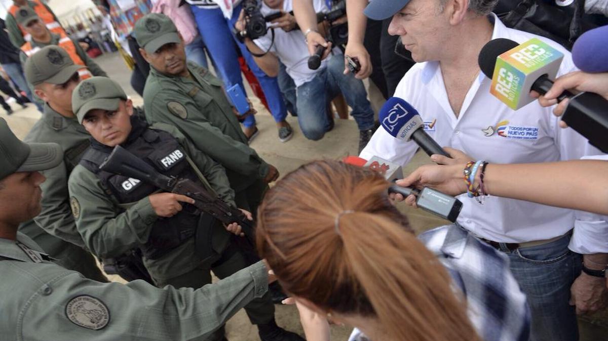 
El presidente de Colombia, Juan Manuel Santos, saluda un guardia nacional venezolano en el Paraguachón, Venezuela, el martes 15 de septiembre. 
