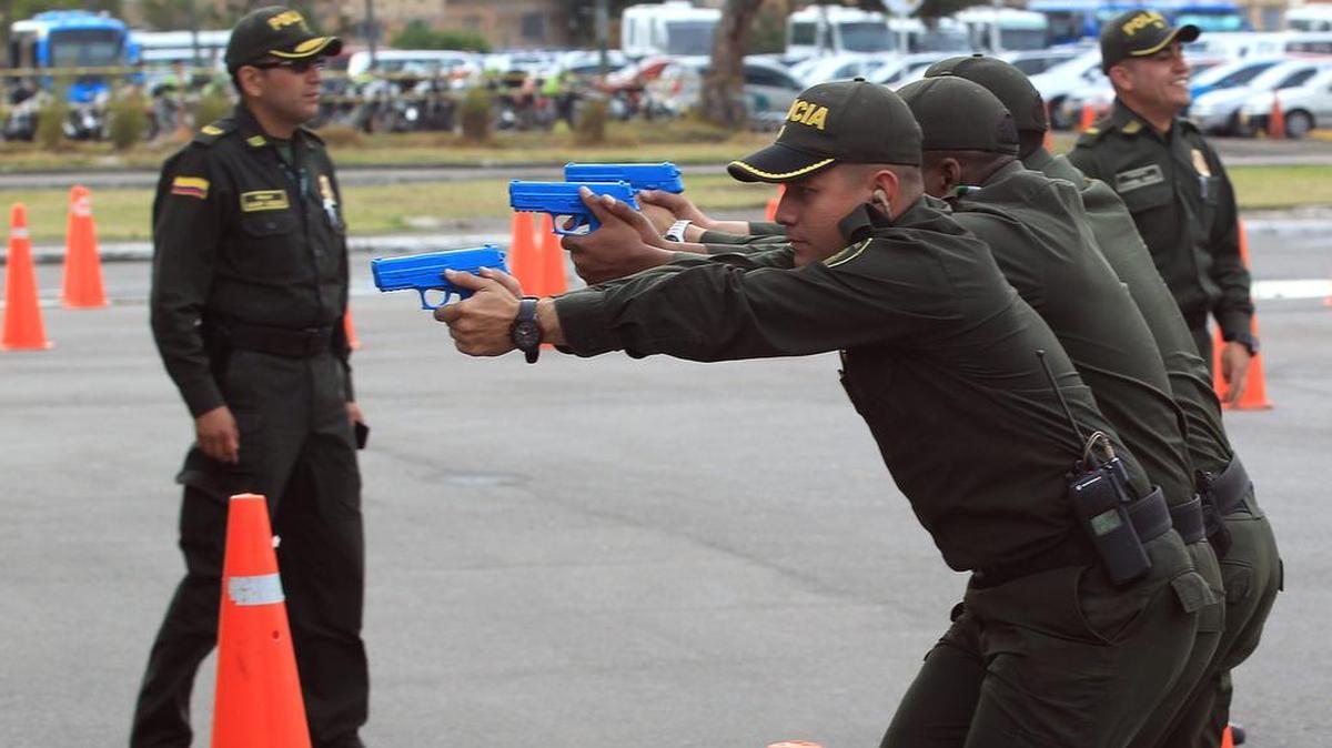 
Policía de Colombia durante un entrenamiento de protección a protegidos del ‘Plan Democracia’ en Bogotá.
