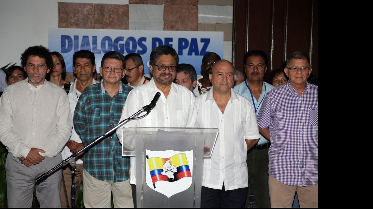 
“Recogiendo el espíritu del llamado de los garantes del proceso, Cuba y Noruega, y de los acompañantes del mismo, Venezuela y Chile, anunciamos nuestra disposición de ordenar un cese al fuego unilateral a partir del 20 de julio, por un mes”, dijo a la prensa el jefe negociador de las FARC, Iván Márquez.
