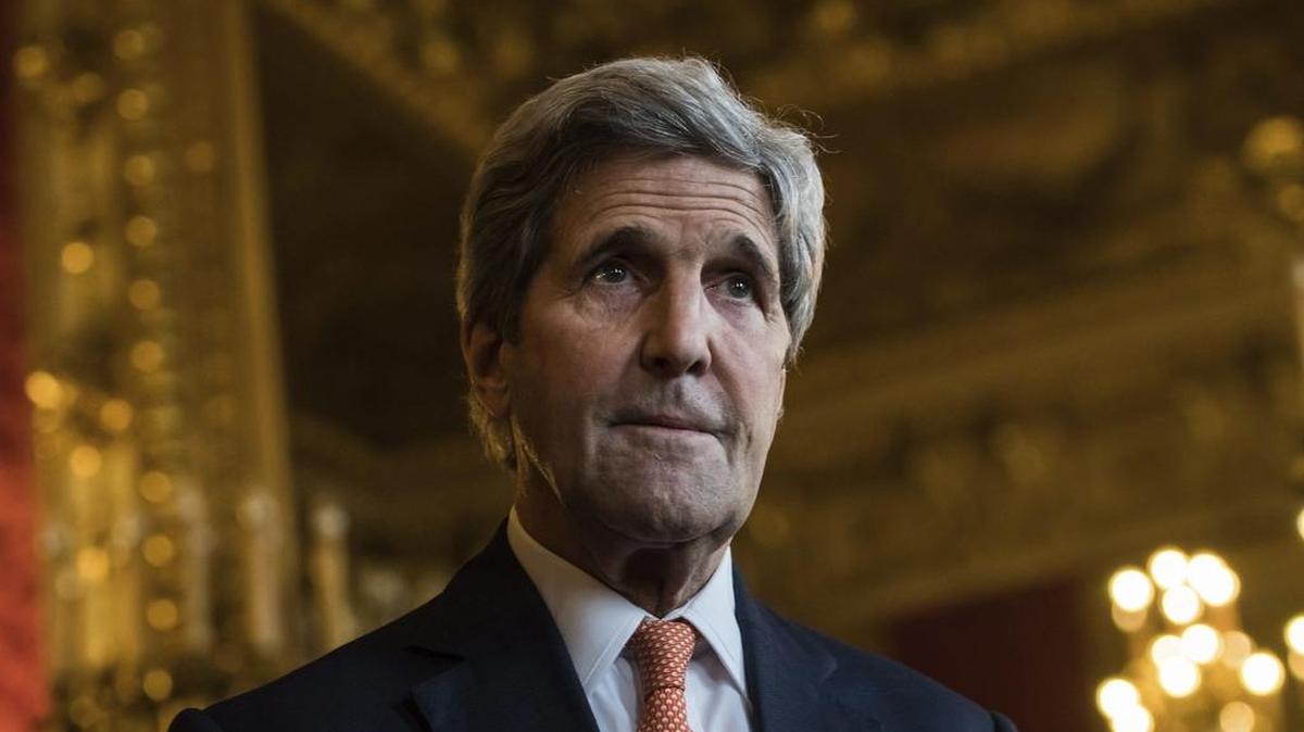 El secretario de Estado de Estados Unidos, John Kerry, da una rueda de prensa durante su reunión con el ministro de Exteriores de Francia, Jean-Marc Ayrault (fuera de imagen), sobre el conflicto en Siria en el Ministerio de Exteriores en París, Francia, el 9 de mayo de 2016.