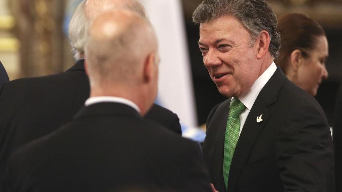 El presidente de Colombia, Juan Manuel Santos, asista al acto de toma de posesión del nuevo presidente argentino Mauricio Macri el jueves en Buenos Aires.
