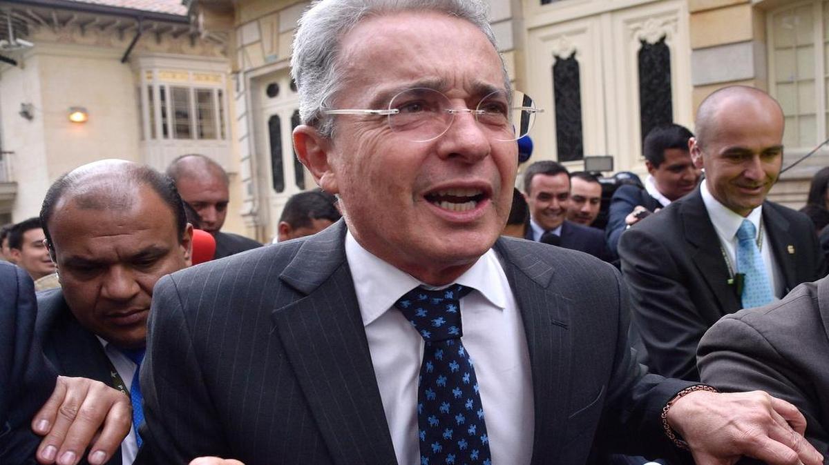 El ex presidente y actual senador Álvaro Uribe saluda después de reunirse con el presidente Juan Manuel Santos, el 5 de octubre de 2016, en Bogotá.