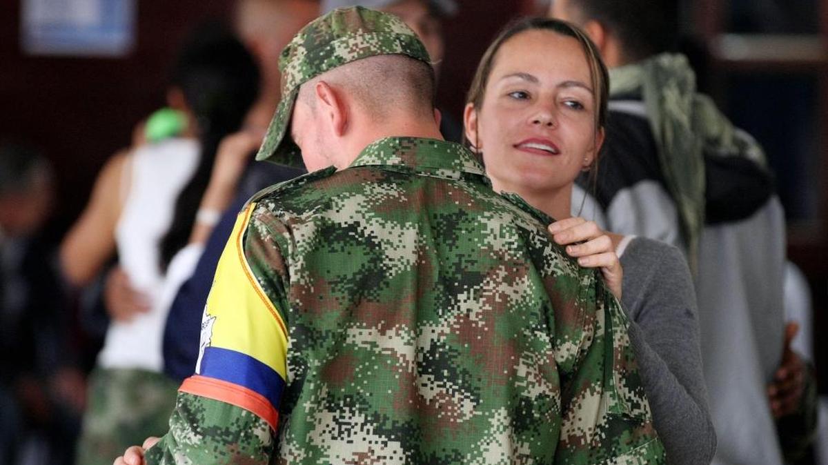 Fotografía del 24 de diciembre de 2016 de Tanja Nijmeijer (d), también conocida como Alexandra Nariño, la guerrillera holandesa de las Farc, quien baila con uno de sus compañeros durante una fiesta por la navidad cerca de un campamento del Bloque Alfonso Cano en la aldea Los Robles, del municipio de Buenos Aires, en el Cauca (Colombia). Después de 52 Navidades con los fusiles en la mano, los guerrilleros de las FARC están viviendo las fiestas de 2016 con una mezcla de emoción y temor: este será el último año que pasen el 25 de diciembre con armas y lejos de sus familias.