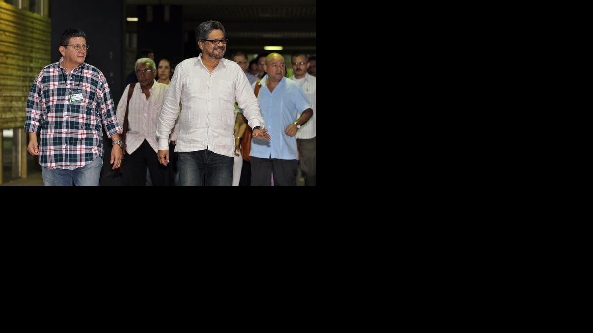 
Los comandantes de las FARC, Pablo Catatumbo (izq.) e Iván Márquez, arriban el sábado al Palacio de Convenciones de La Habana. 
