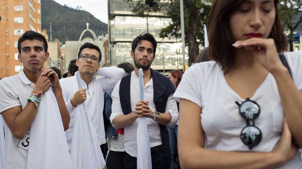 En Bogotá los colombianos reaccionan ante el anuncio que no fue aceptado el acuerdo de paz con las FARC, en octubre.