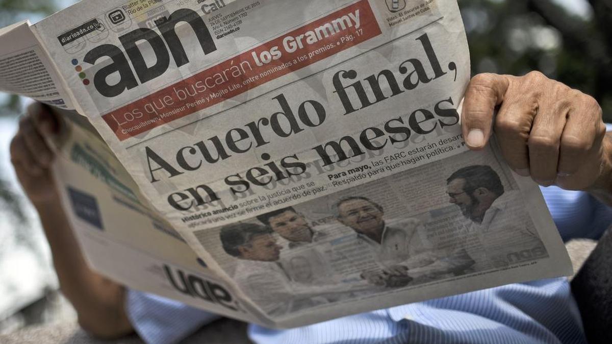 
Un hombre lee el periódico en Colombia.
