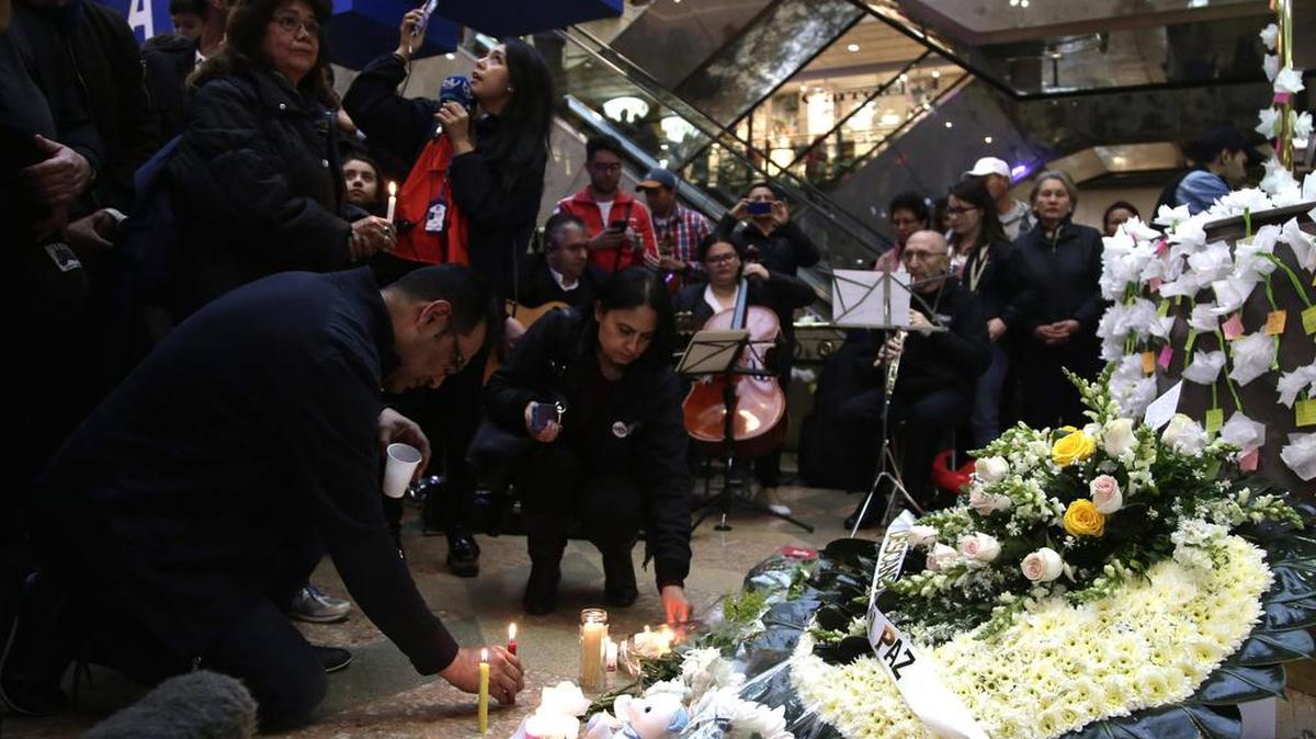 Visitantes al Centro Comercial Andino prenden velas en homenaje a las víctimas del atentado del día anterior el domingo 18 de junio de 2017, en Bogotá (Colombia).