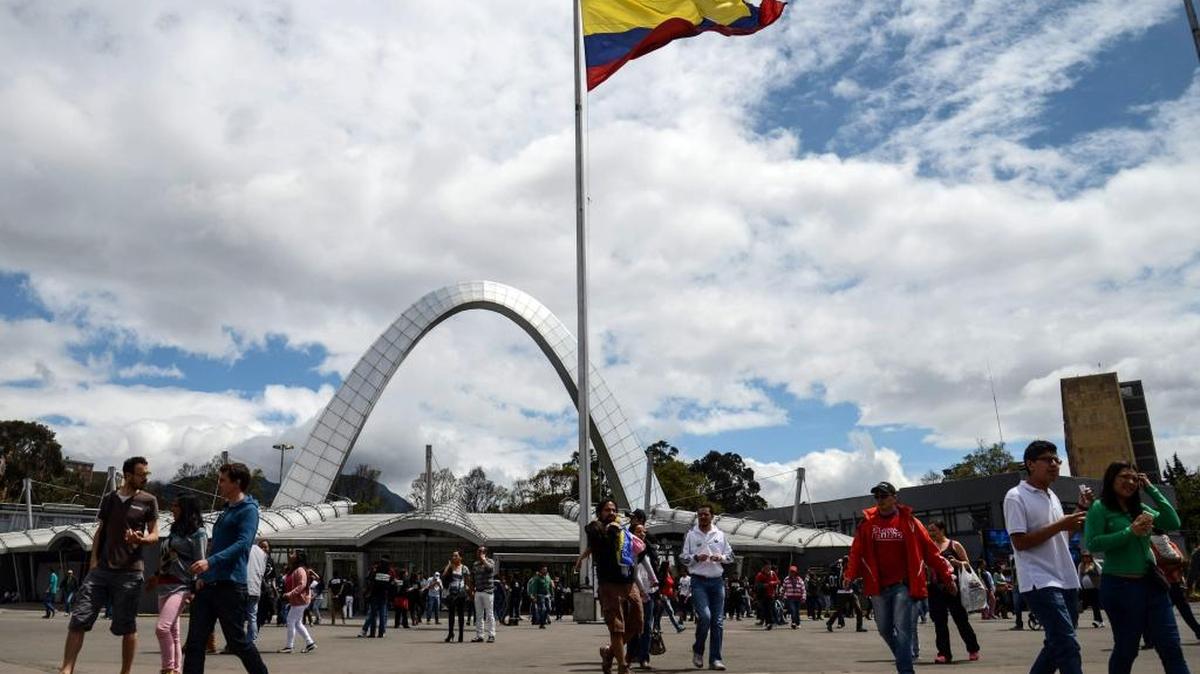 Ciudadanos asisten el domingo a votar en la ciudad de Bogotá, Colombia.