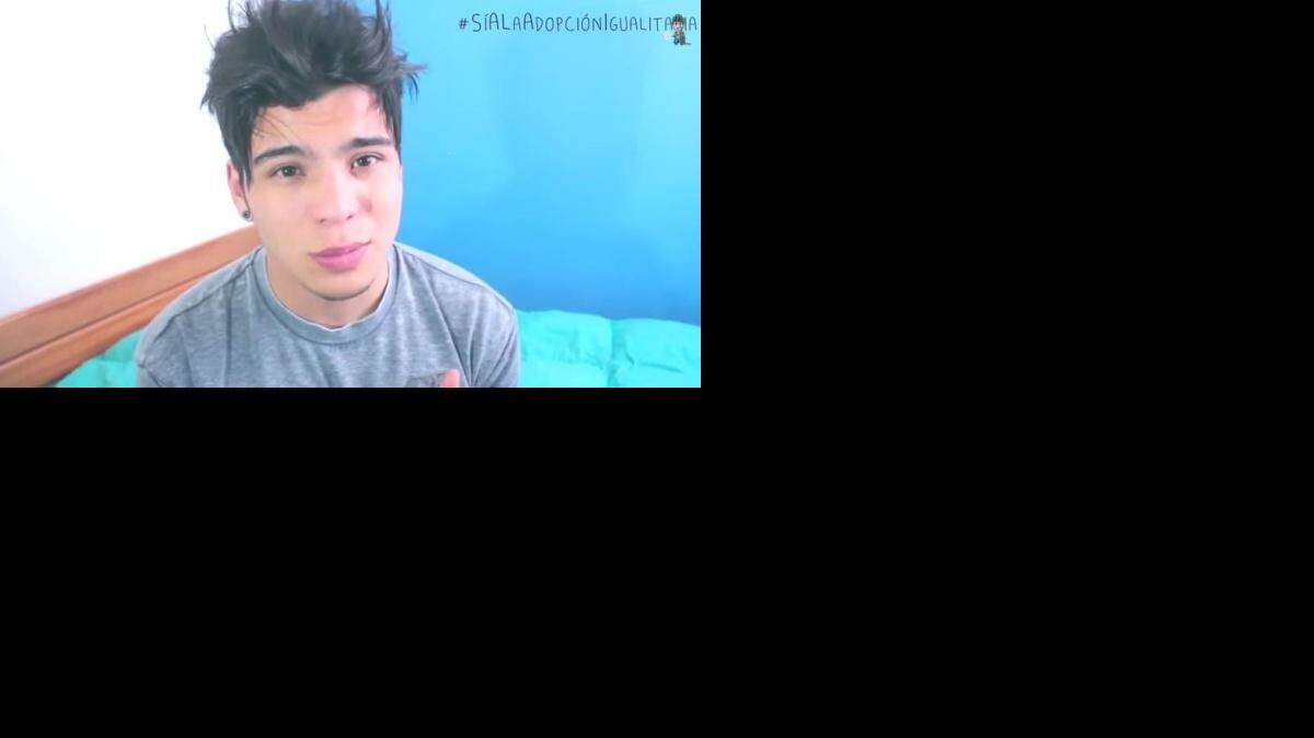 
Sebastián Villalobos, de 19 años, publicó un video en YouTube hablando sobre como fue criado por dos madres, y promoviendo la adopción igualitaria en Colombia.
