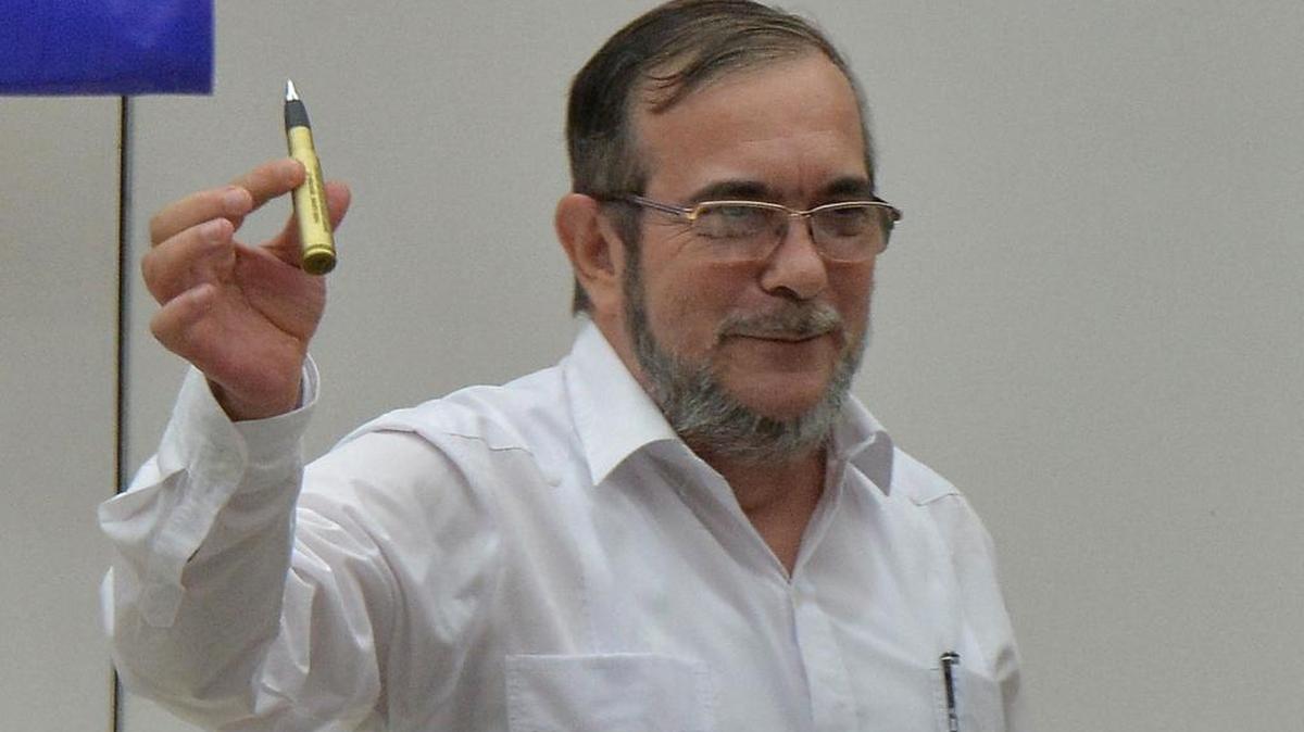 El jefe de las FARC, Timoleón Jiménez, alias “Timochenko”, muestra el “baligrafo”, durante la firma del cese el fuego con el gobierno de Colombia, el 23 de junio en La Habana.