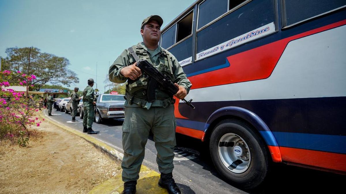 
Un soldado venezolano hace guardia en Paraguachón, en el estado de Zulia, Venezuela, en foto de archivo.
