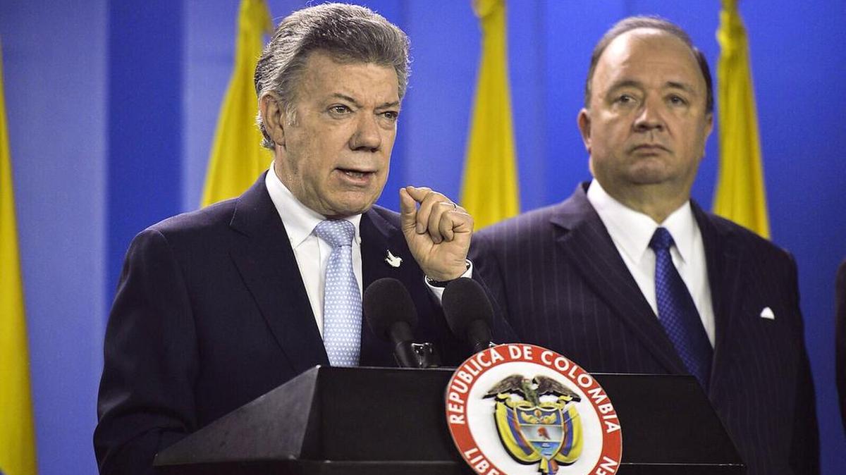 
El presidente Juan Manuel Santos junto al ministro de la Defensa, Luis Carlos Villegas (der.), durante su alocución desde el Palacio de Nariño en Bogotá, Colombia, el miércoles 9 de septiembre. 
