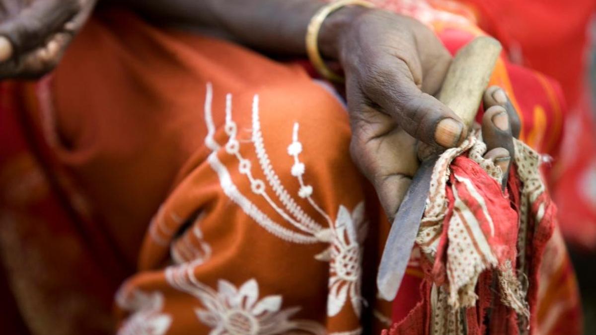 Fotografía sin fecha cedida por UNICEF el viernes de Boko Mohammed, una ex cortadora, una practicante que realizaba la mutilación/corte genital, sosteniendo la herramienta que utilizaba para el procedimiento en la comunidad de Kabele, región deAfar, Etiopía. Al menos 200 millones de niñas y mujeres, que actualmente viven en 30 países, han sufrido la mutilación genital.